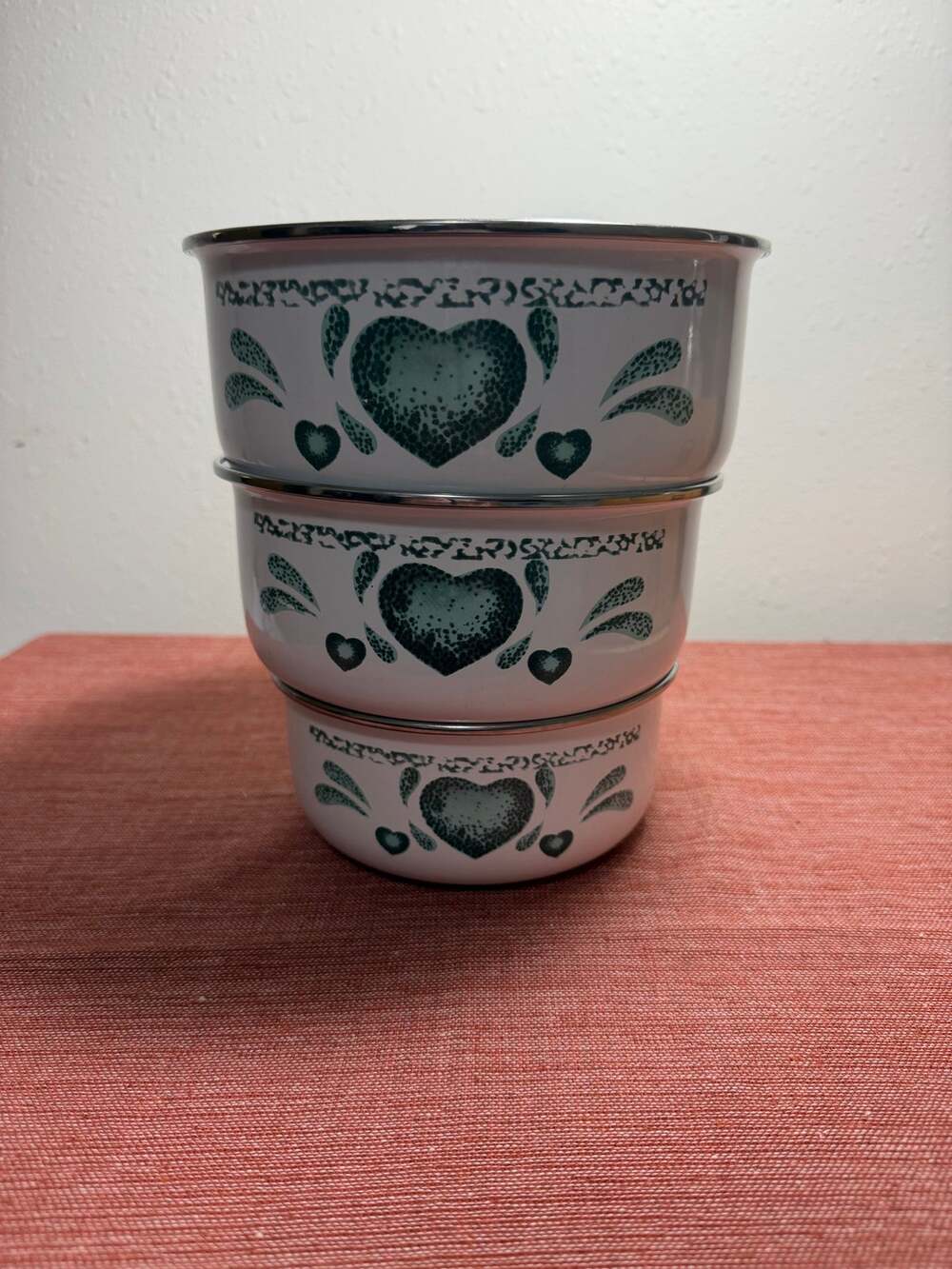 Vintage Country Green Heart Enamelware Nesting Mixing Bowls Set of 3